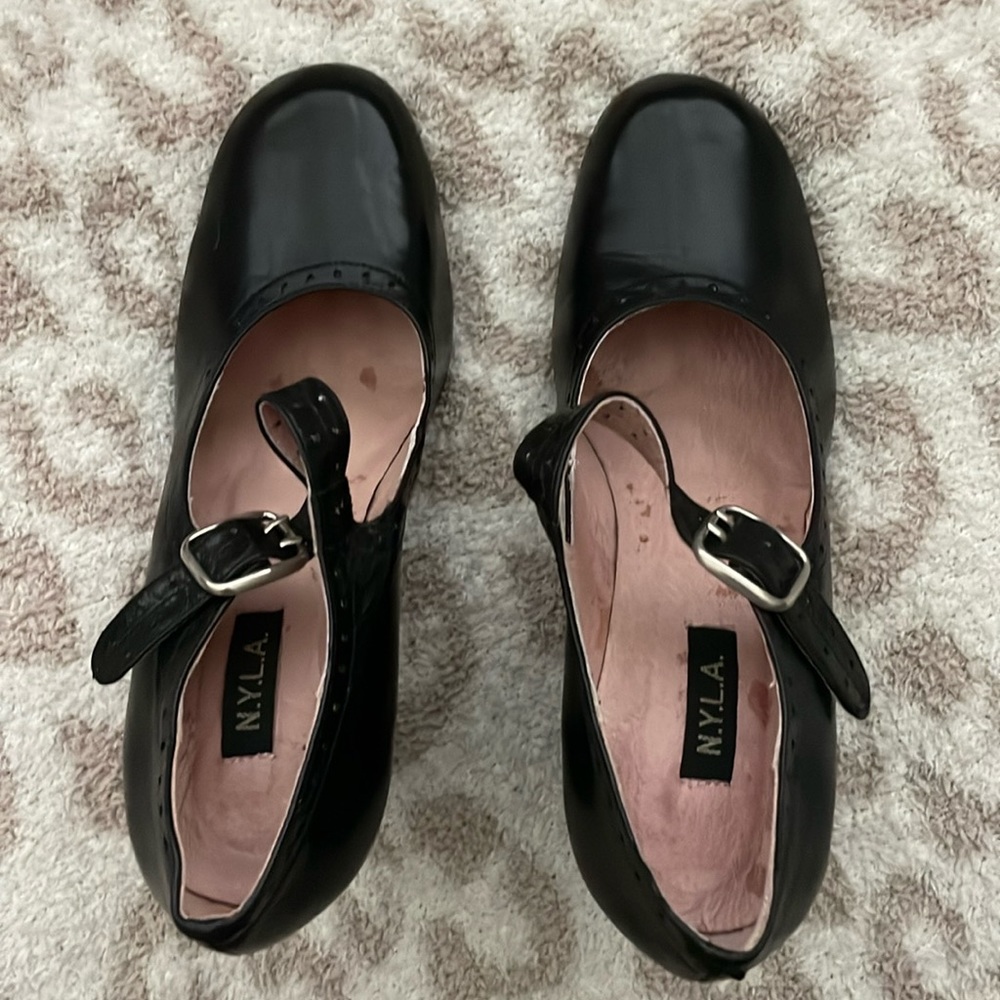 Black Maryjane pumps